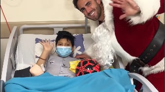 ¡De Papá Noel! Leonardo Campana dio gratas sorpresas a niños de Solca por Navidad