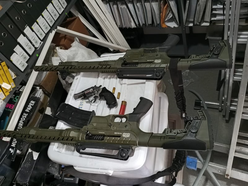 Intervienen empresa de seguridad privada y decomisan armas de dudosa procedencia en Guayaquil. Foto: Policía Nacional