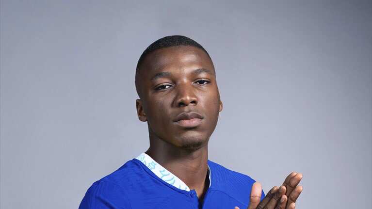 Moisés Caicedo con la camiseta del Chelsea