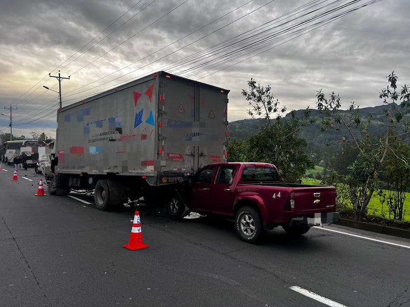 Choque múltiple deja un fallecido y varios heridos en el sector del Obelisco de Alóag, en Mejía
