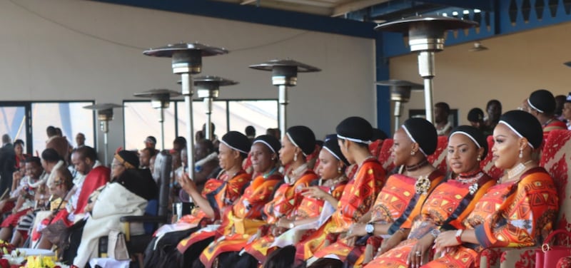 El rey Mswati III llega a Abu Dhabi con 16 esposas y 30 hijos.