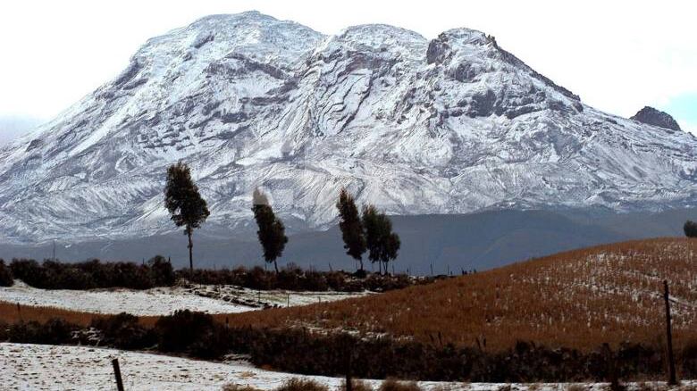 En la imagen de archivo, el volcán Chimborazo ubicado en la Cordillera Occidental de Ecuador, es el más alto del país y se calcula que el volúmen de hielo del glaciar es de más de 2 km cúbicos. EFE/Archivo/Guillermo Legaria