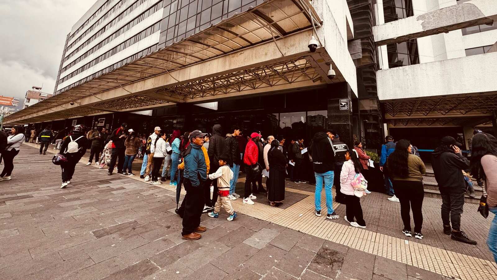 Largas filas en Registro Civil de Quito