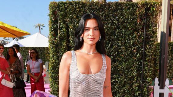 Dua Lipa en la premier de Barbie
