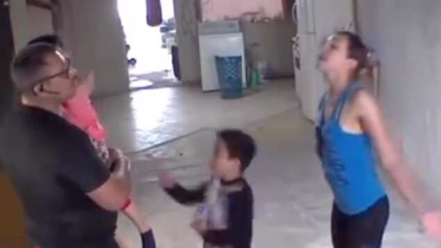 Niño le dice a su papá que su madre es infiel