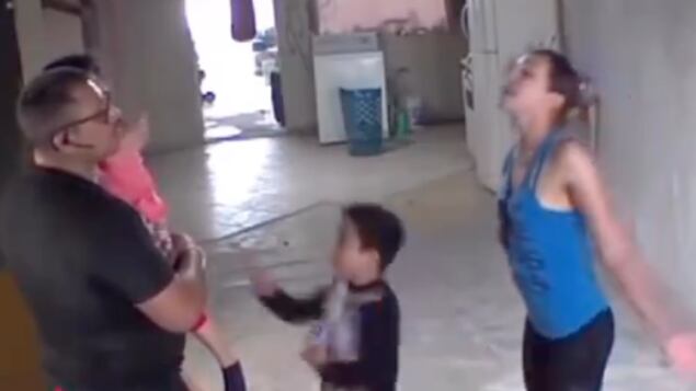 Niño le dice a su papá que su madre es infiel