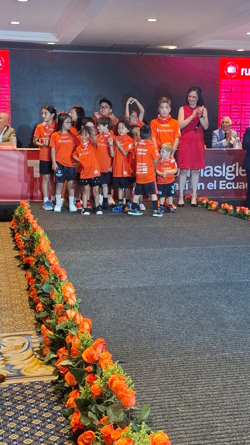 Nina Solah junto a los pequeños atletas de Olimpiadas Especiales.