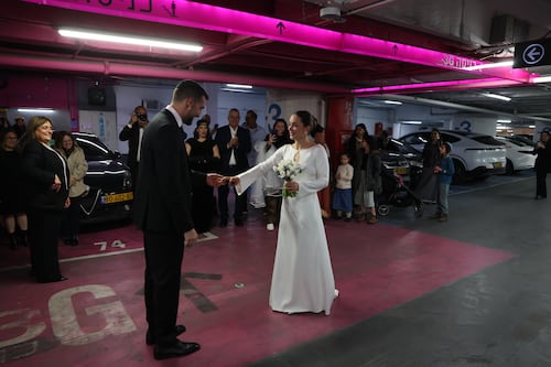 Pareja se casa en estacionamiento en medio del conflicto entre Israel e Irán