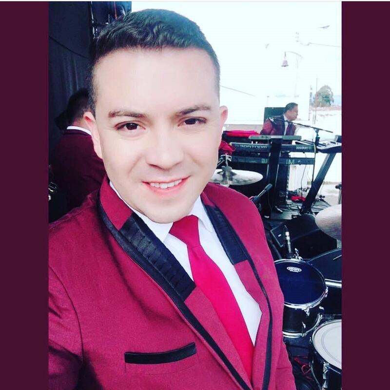 Muere integrante de orquesta "Los del Río" en el volcamiento de bus en la vía Riobamba- Macas