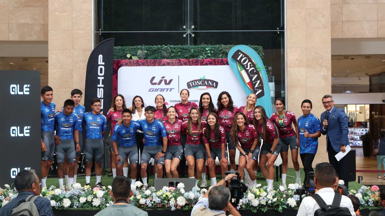 Mujeres y varones del ciclismo ecuatoriano junto a sus equipos fueron presentados para afrontar una temporada 2025 llena de éxitos.
