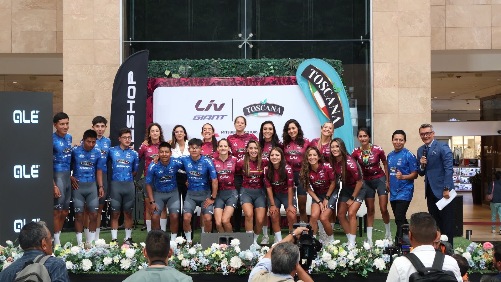 Mujeres y varones del ciclismo ecuatoriano junto a sus equipos fueron presentados para afrontar una temporada 2025 llena de éxitos.
