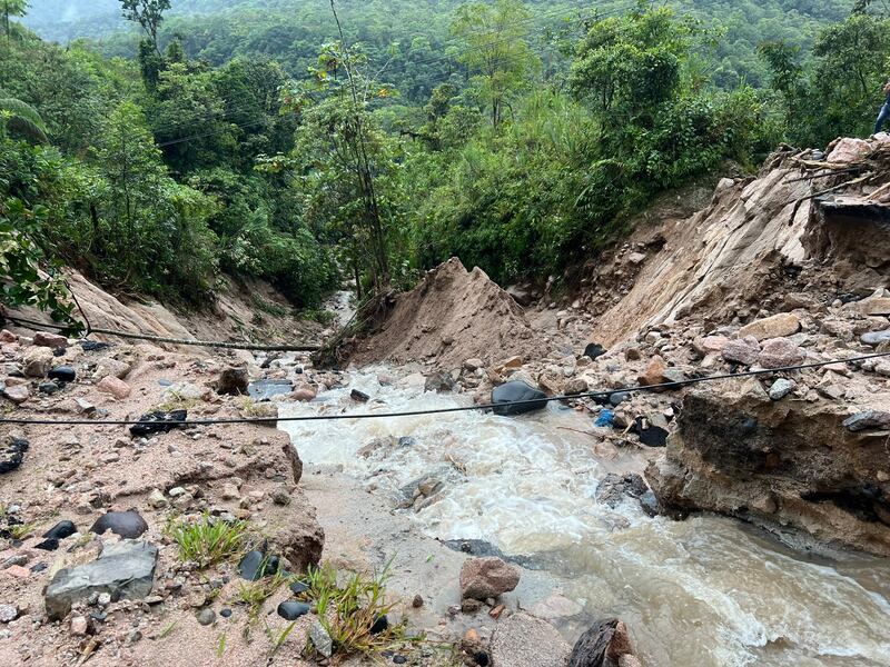 Fuerte lluvia se llevó un tramo de la vía Baños-Puyo