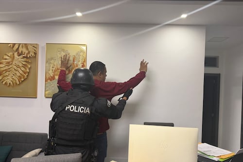 Detienen al alcalde de Esmeraldas Vicko Villacís: Allanaron el lugar donde se encontraba
