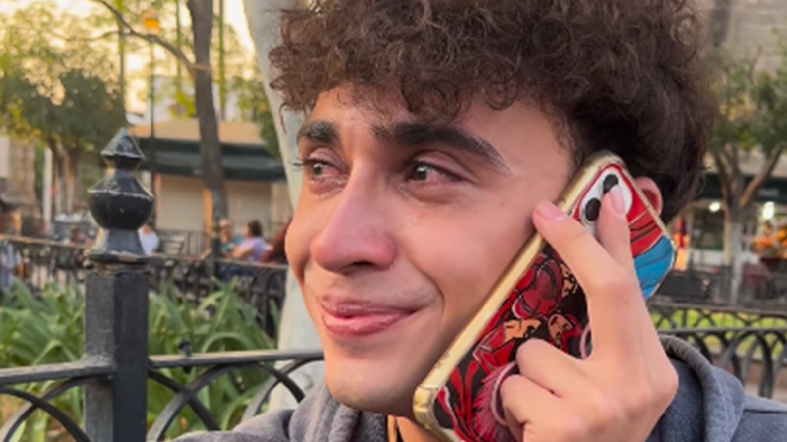 Insólito: mientras se tatuaba el nombre de la novia pensando que lo amaba ésta lo dejó.