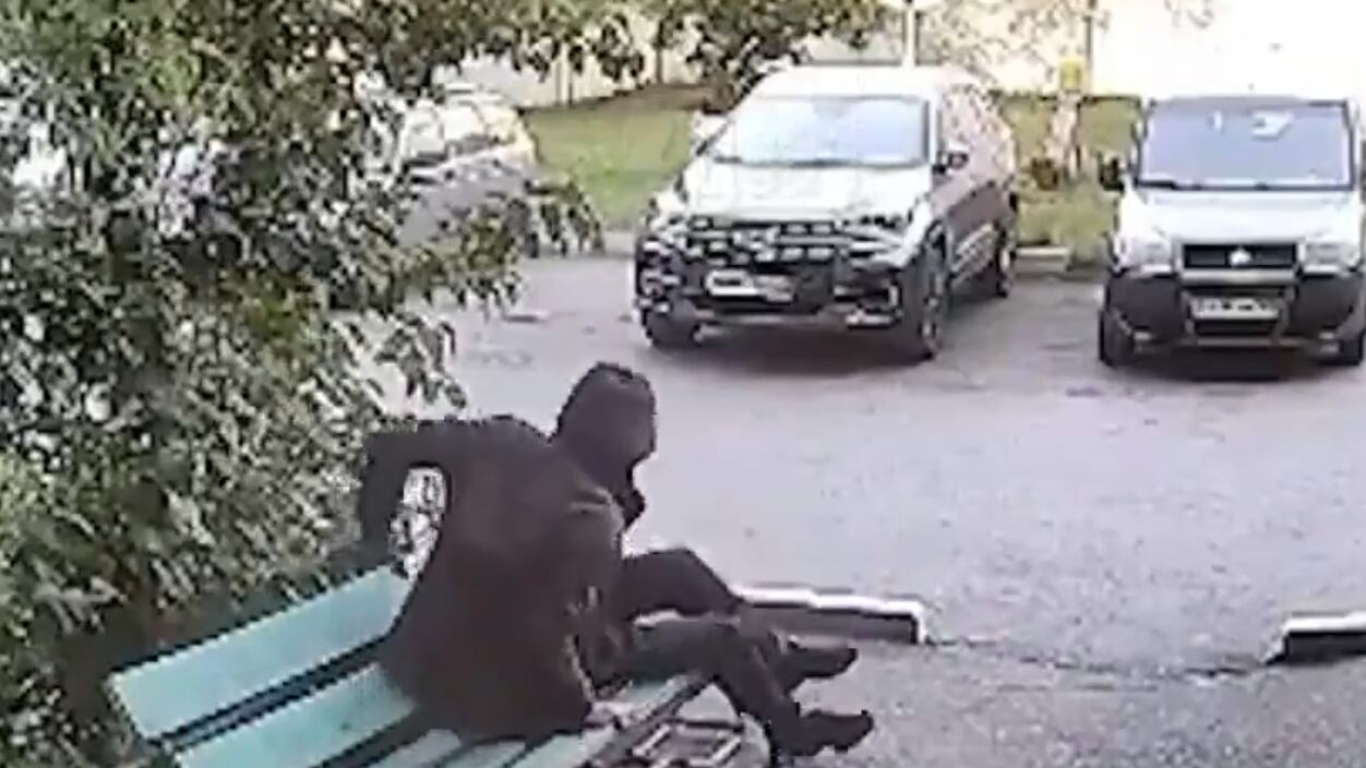 VIDEO: un hombre cayó de un tercer piso y se levantó como si nada