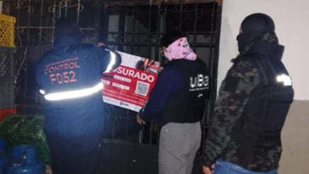 Hallan 400 aves vivas en una vivienda de Calderón donde operaba un camal clandestino - Fuente: AMC