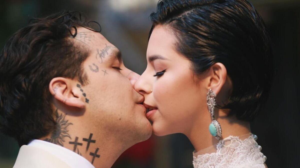 Christian Nodal hizo enfurecer al público con este amoroso gesto a Ángela Aguilar durante su concierto en Mazatlán.