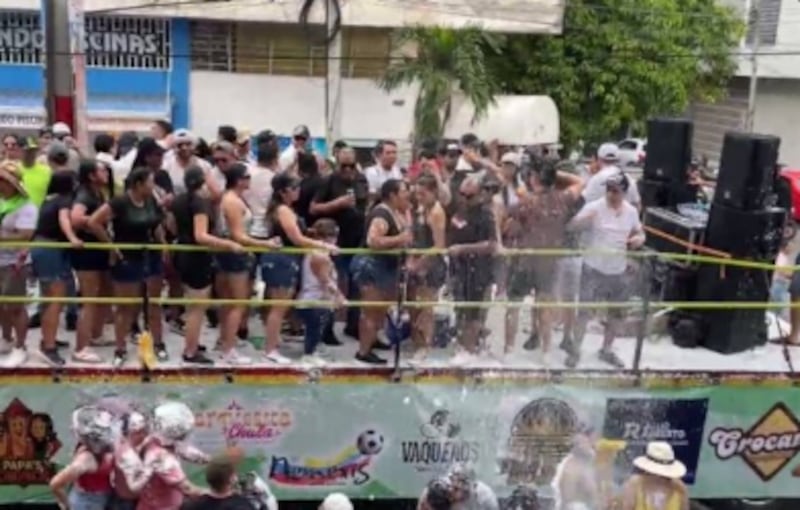 Momento en que la tractomula improvisada colapsa durante el desfile del Reinado Nacional del Turismo en Girardot, dejando una mujer muerta y 14 heridos.