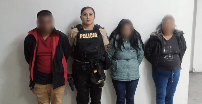 Pasajeros impidieron que ladrones se lleven tarjeta bancaria y dinero de una mujer alemana en la Metrovía en Quito