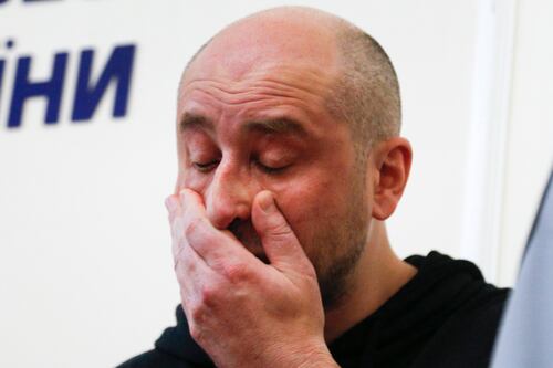 ¡Milagro! Periodista ruso supuestamente muerto aparece en la rueda de prensa en que anunciaban su fallecimiento