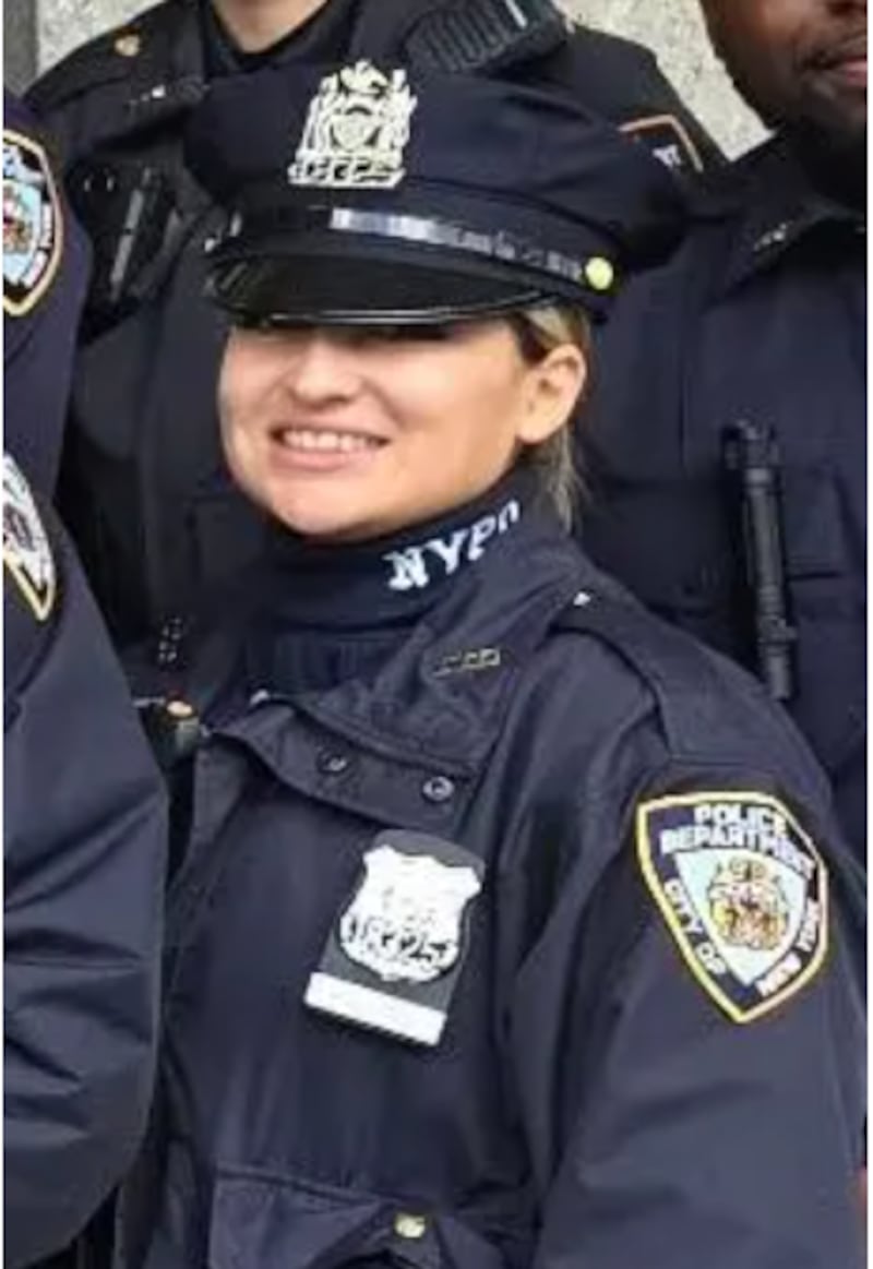 Policía novata es investigada por su cuenta de OnlyFans; oficiales exigen su salida