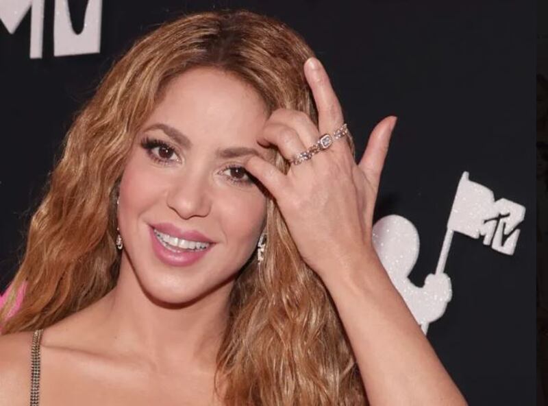 Accesorios que utilizó Shakira durante los MTV VMAs 2023 (fuente: Redes sociales)
