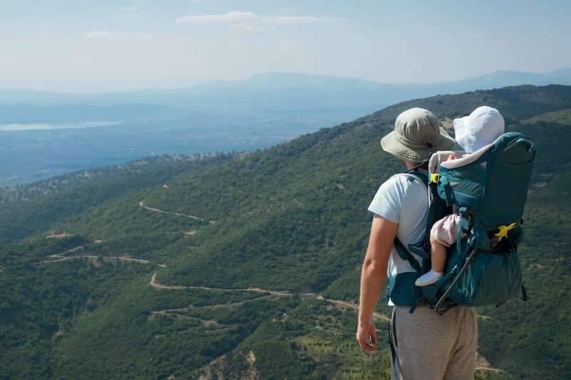El bebé cayó por una ladera tras desprenderse la mochila en la que era transportado.
