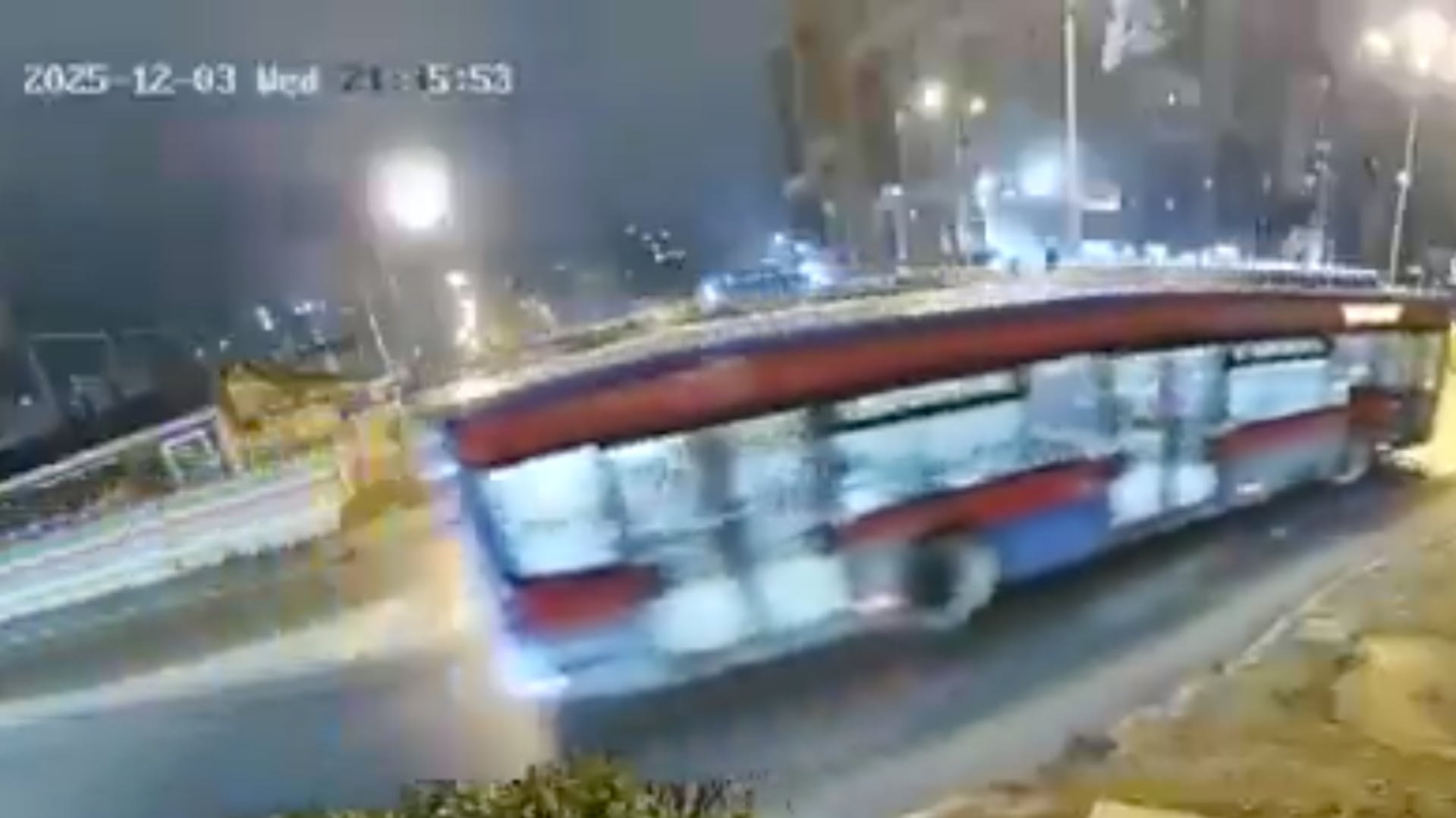 Auto sale “volando” en plena calle en Rumanía