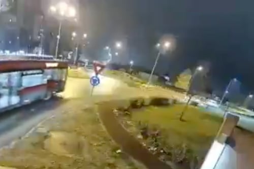 Rumanía: auto salió volando sobre otros vehículos en plena vía pública