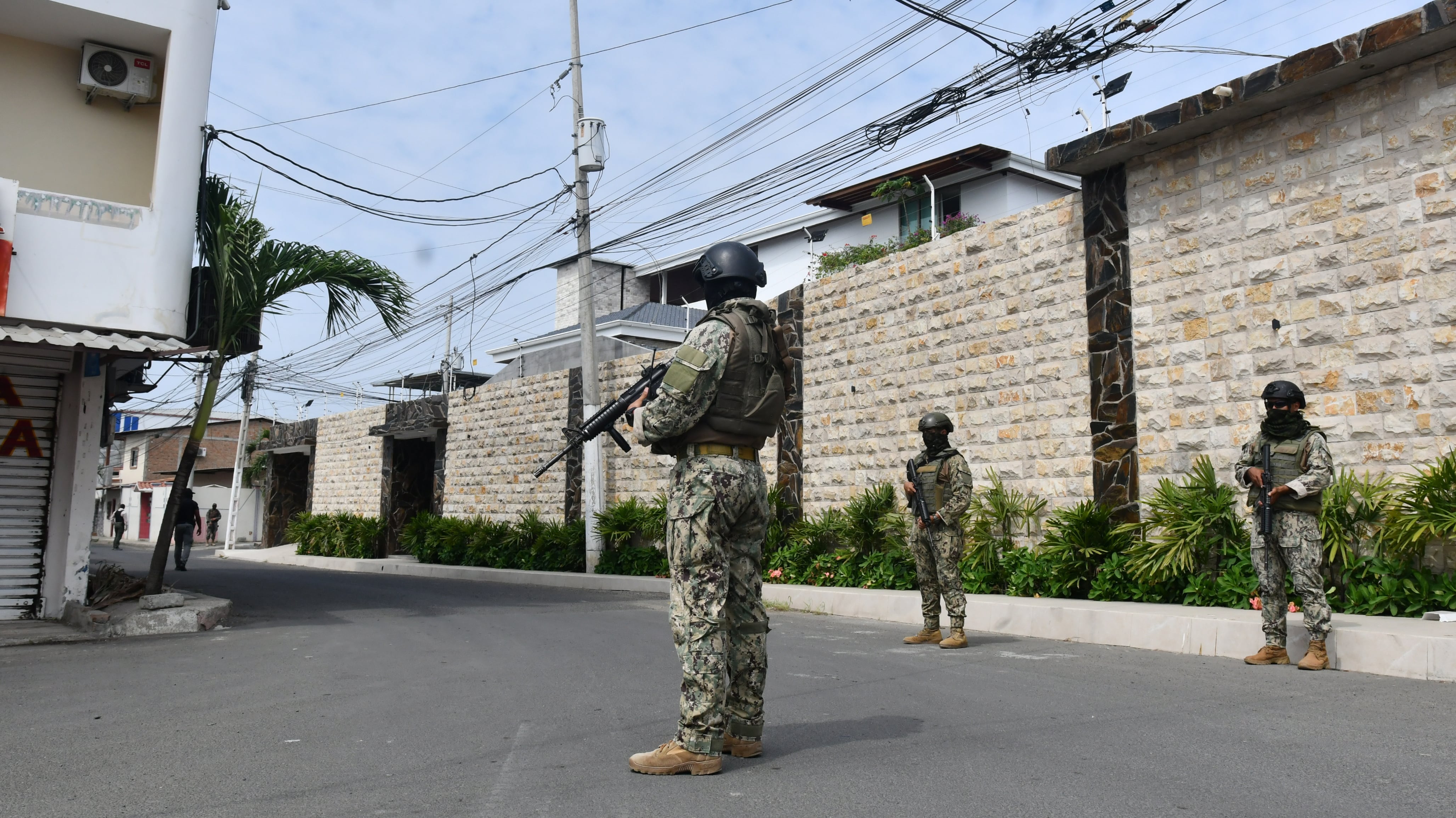 Allanamiento en el barrio San Agustín, de Manta, donde está la casa de alias Fito
