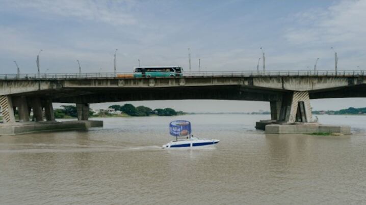 Lata de atún Real aparece en un paso de nivel en el centro de Guayaquil
