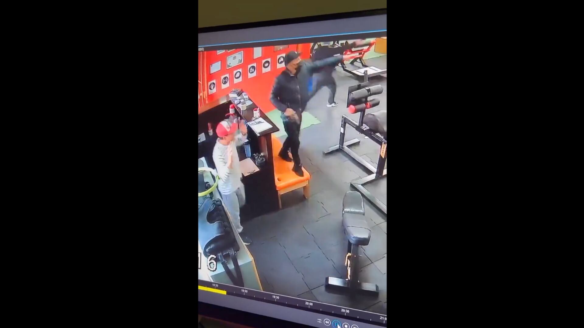 Dos mujeres y dos hombres se movilizan en un auto azul sin placas