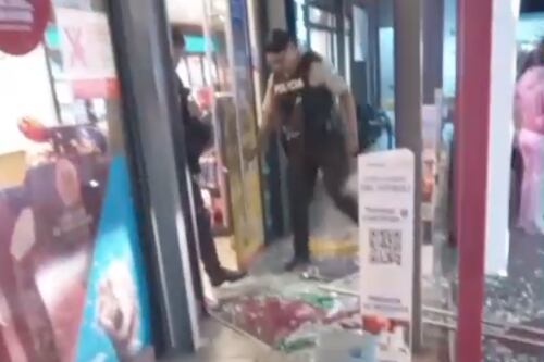 Cabo frustró asalto en gasolinera del norte de Quito tras enfrentarse a bala con delincuentes armados