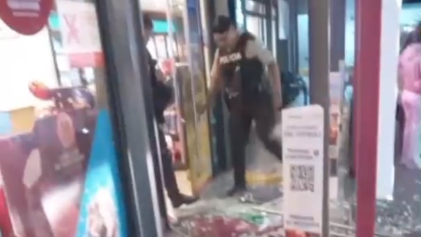 Cabo frustró asalto en gasolinera del norte de Quito tras enfrentarse a delincuentes armados