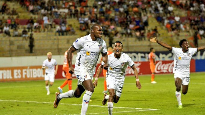 Juan Luis Anangonó festeja su gol con LDU ante César Vallejo