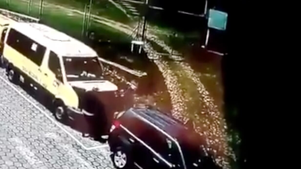 VIDEO: momento en que delincuentes desmantelan una buseta en Tumbaco, en Quito