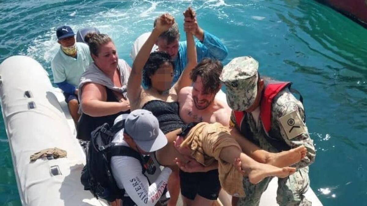 Una mujer fue mordida por un tiburón mientras hacía snorkeling cerca de la isla Baltra en Galápagos
