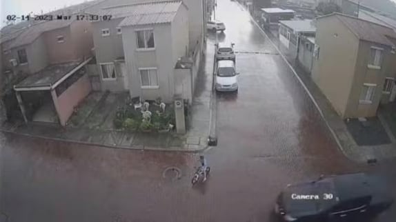Atropellan a un niño de 8 años que estaba manejando bicicleta dentro de una urbanización de Daule