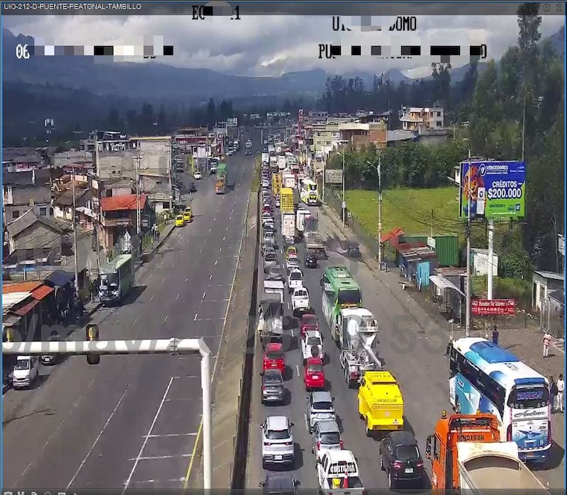 Volcamiento de camión y motocicleta genera cierre parcial en la Panamericana Sur