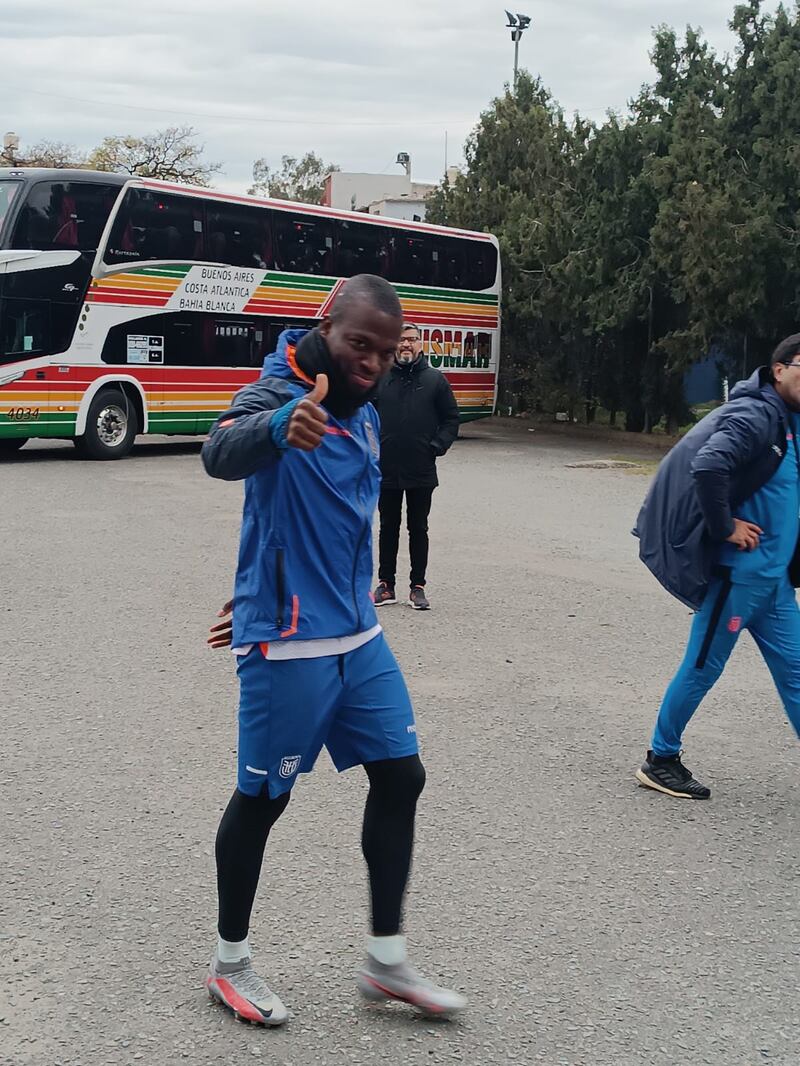 Enner Valencia saluda a la cámara de Metro Ecuador junto a nuestro enviado especial a la Argentina, Christian Escobar.