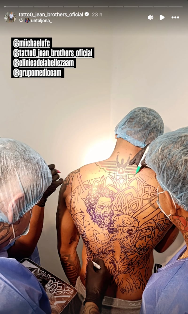 Así fue el antes y después del tatuaje (espalda completa) de Michael Morales.