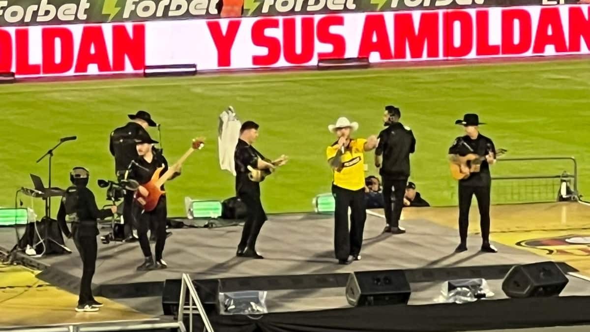 Jessi Uribe en la Noche Amarilla de Quito