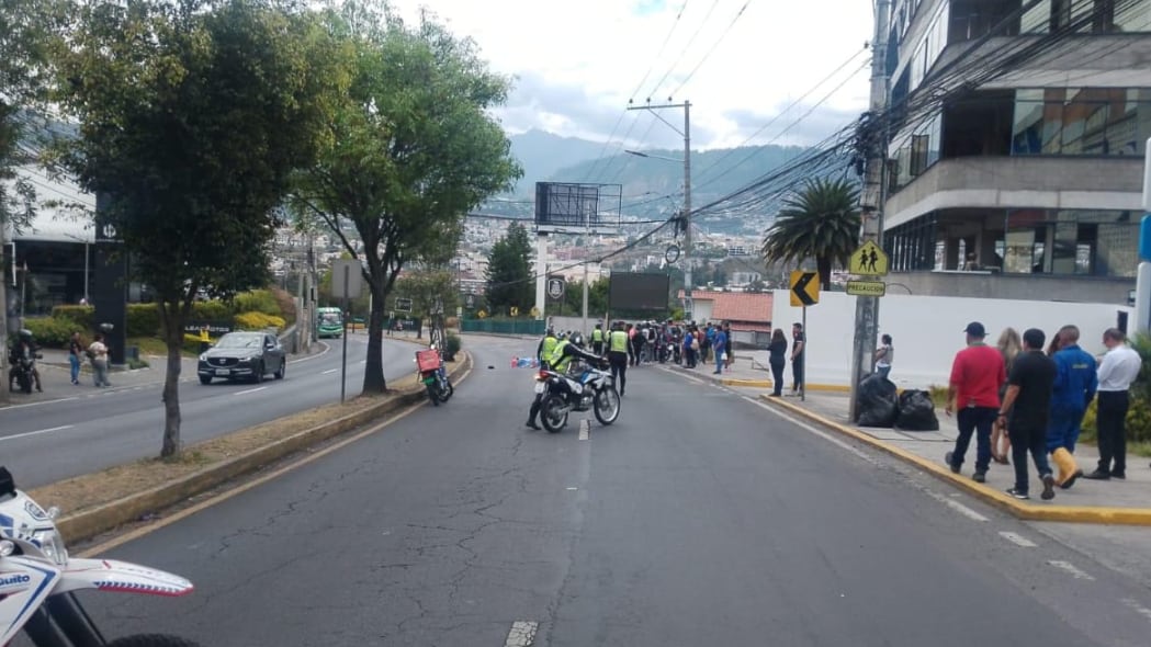 Un motociclista perdió la vida en el norte de Quito tras chocarse con un bus