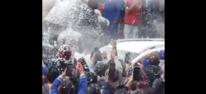 Novia fue bañada en espuma durante Carnaval.