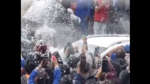 Novia fue bañada en espuma durante Carnaval.