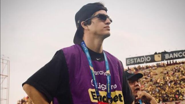 Le lanzaron latas y objetos a Daniel Reinoso en el partido de Colombia vs Ecuador