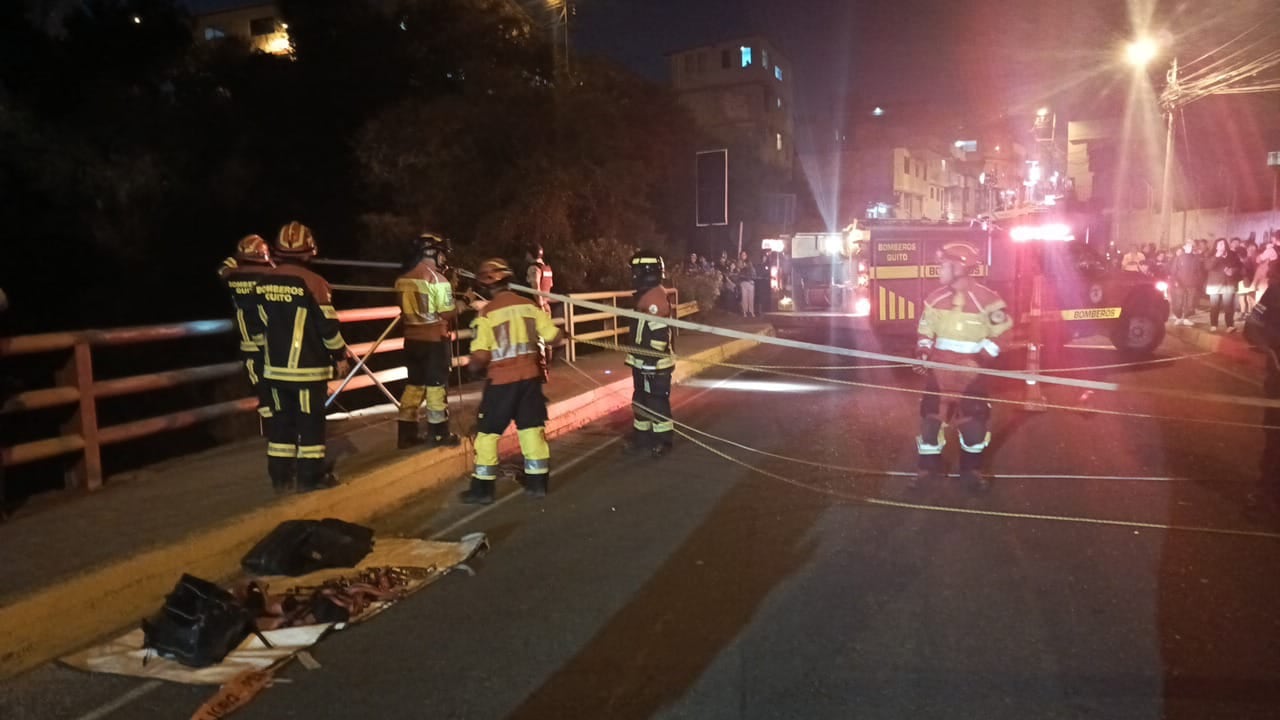 Quito: hallaron un cuerpo al interior al interior de una quebrada en Conocoto, a la altura del Puente 7