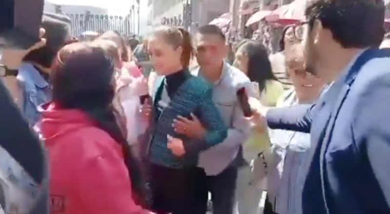 Momento en que un hombre toca indebidamente a la presidenta Claudia Sheinbaum en pleno centro histórico de Ciudad de México.