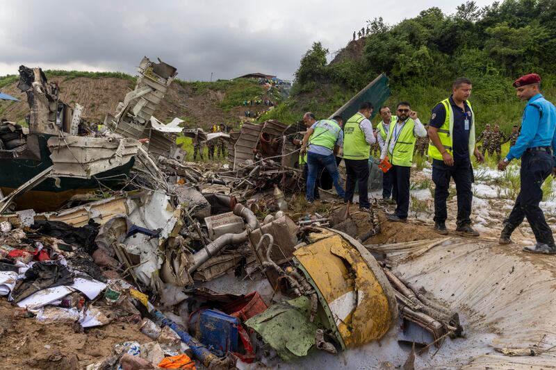 Avión con 19 personas a bordo se estrella en Nepal