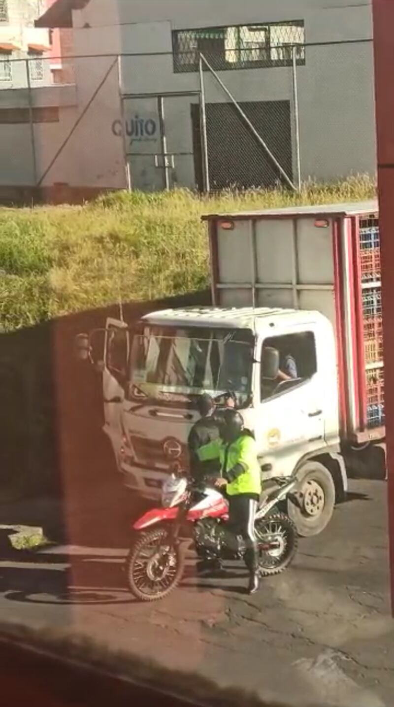Delincuente portó supuesto uniforme de agente de tránsito para cometer un asalto